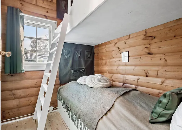 3 Bedroom Cozy In Vakantiehuis Ulfborg